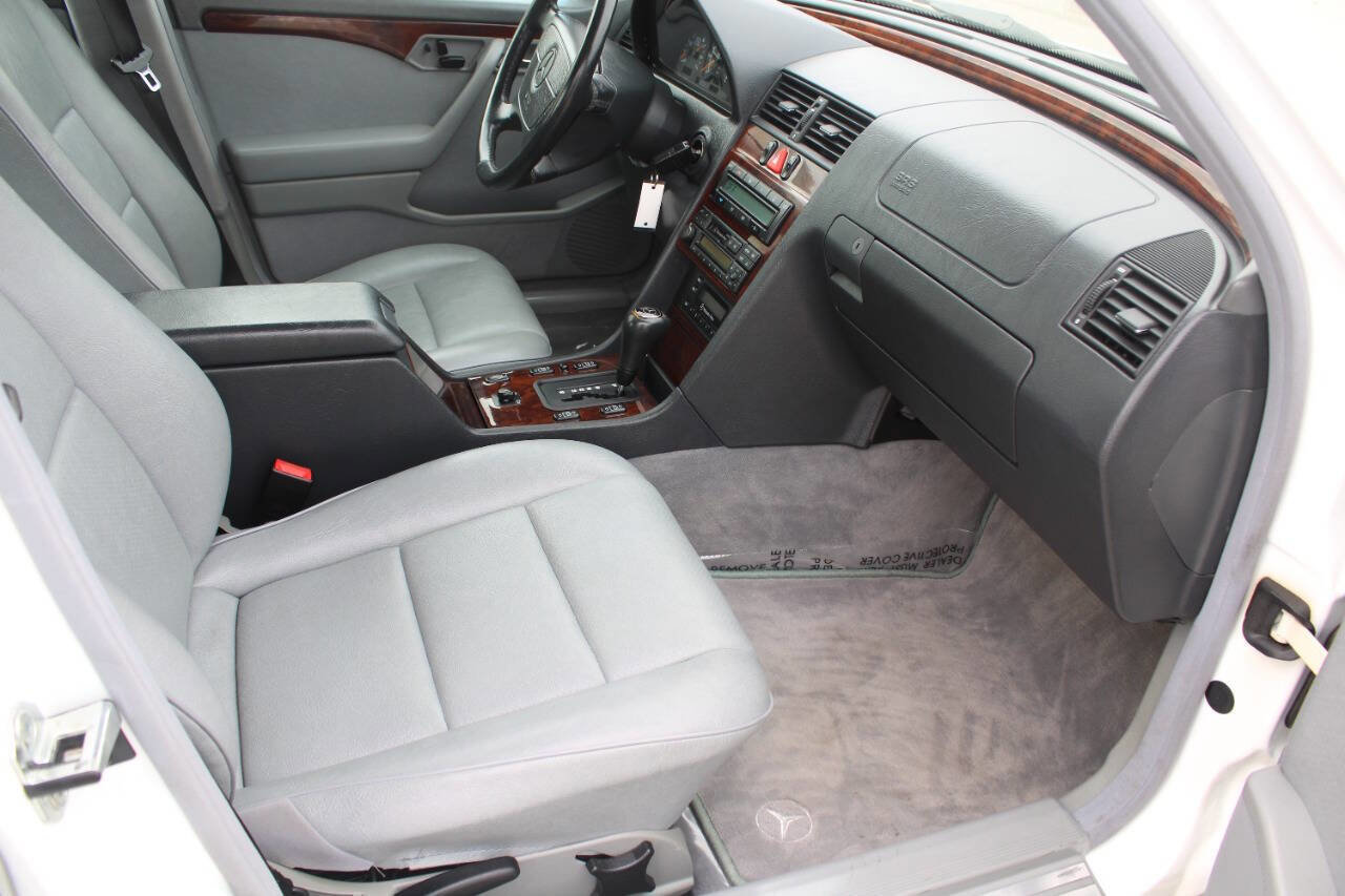 Used 1996 Mercedes-Benz C 220 Sedan image 8