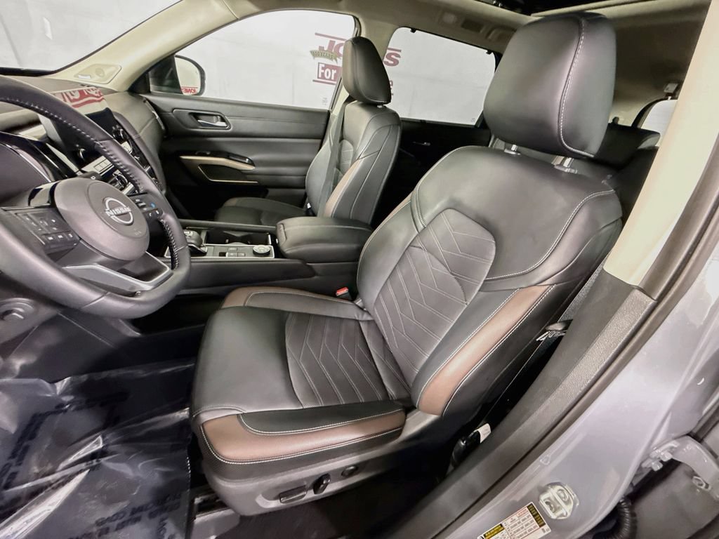 Certified 2025 Nissan Pathfinder Platinum w/ Cargo Package AWD/4WD image 28