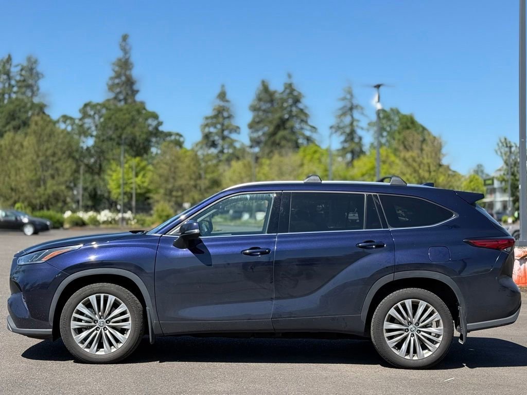 Used 2023 Toyota Highlander Platinum AWD/4WD image 2