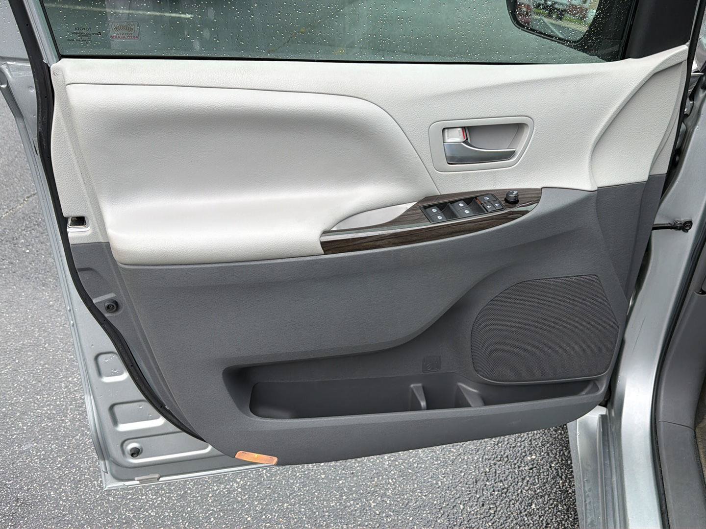 Used 2019 Toyota Sienna XLE Premium FWD image 17