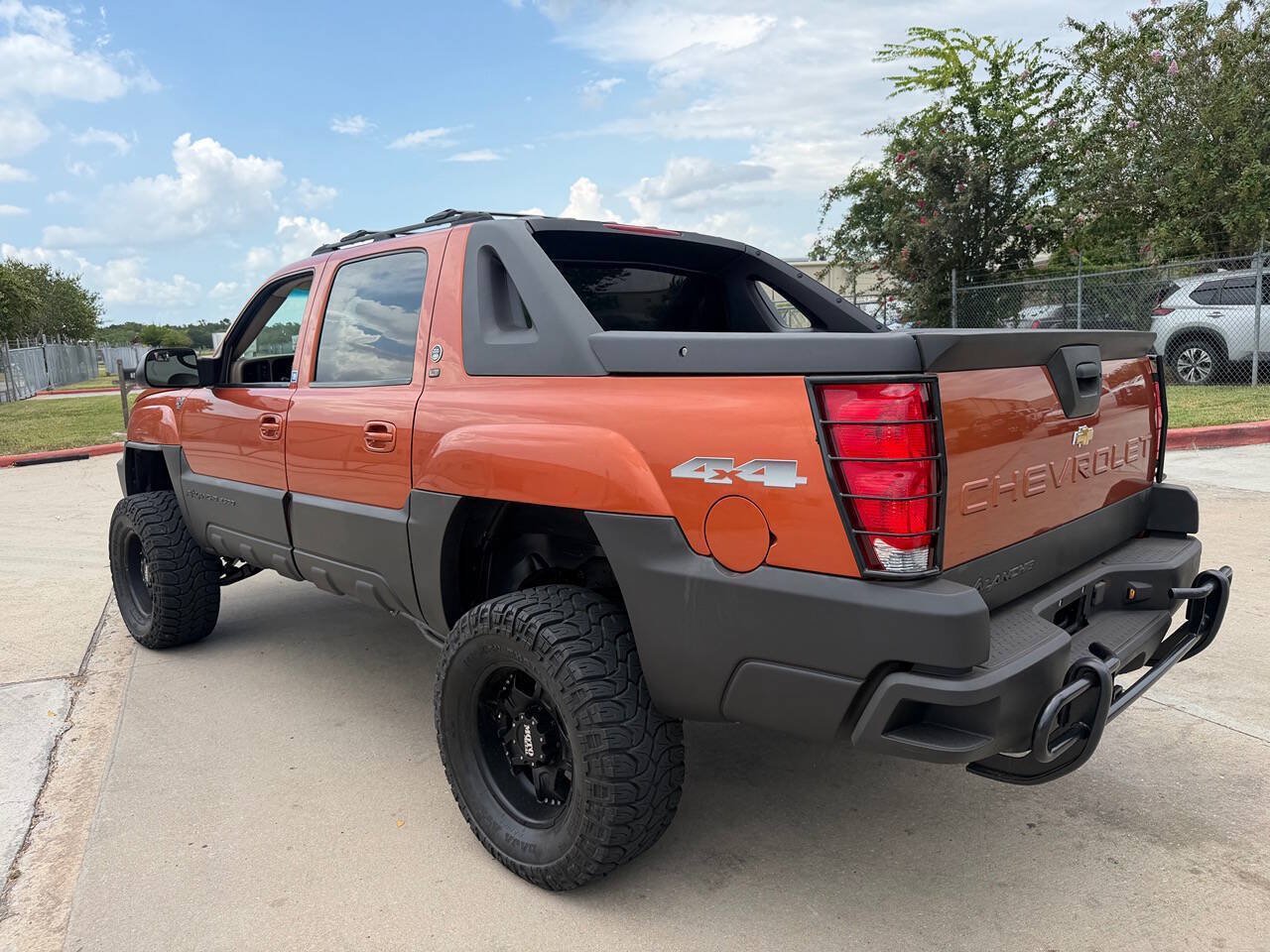 Used 2005 Chevrolet Avalanche 2500 w/ Preferred Equipment Group AWD/4WD image 2