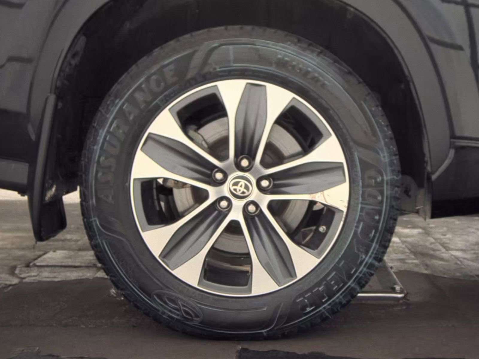 Used 2022 Toyota Highlander XLE image 11