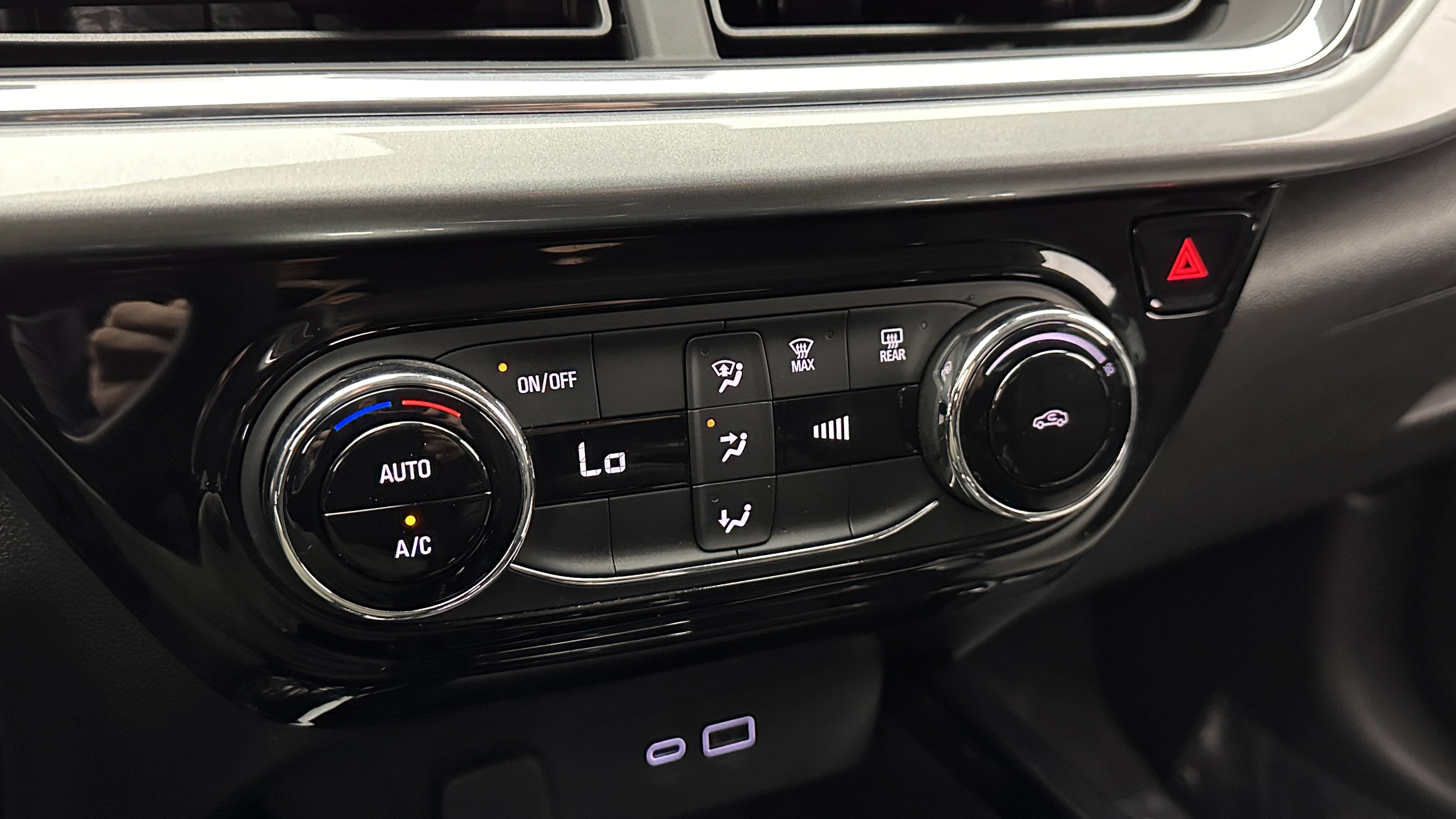 Used 2025 Chevrolet Trax LT FWD image 16