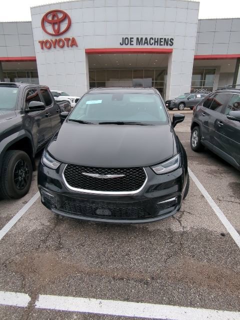 Used 2024 Chrysler Pacifica Select image 4