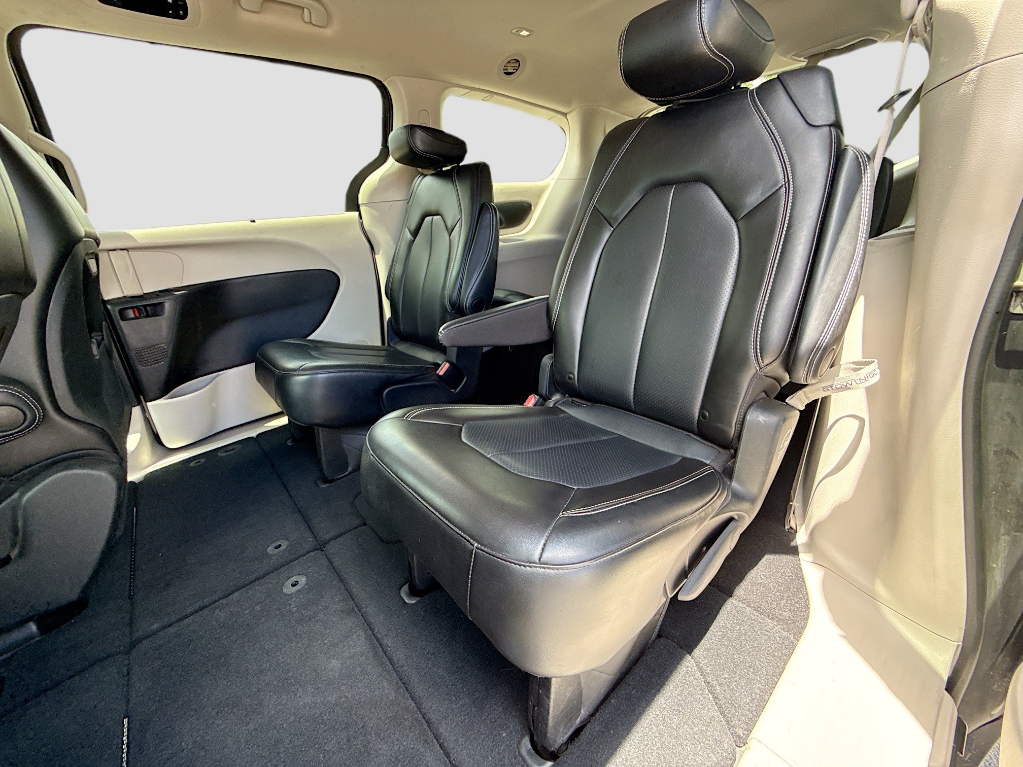 Used 2023 Chrysler Pacifica Touring-L FWD image 21
