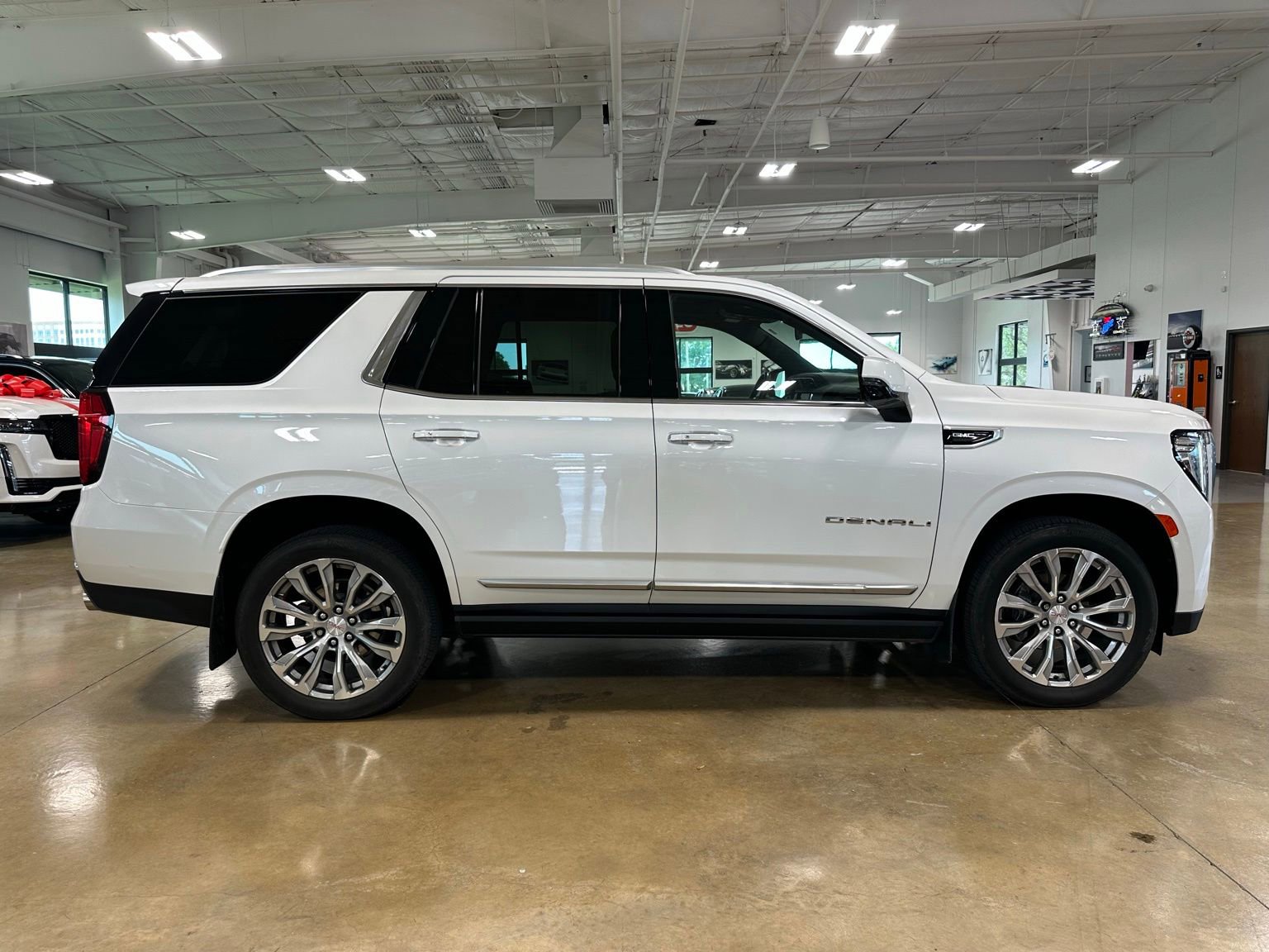 Used 2022 GMC Yukon Denali RWD image 8