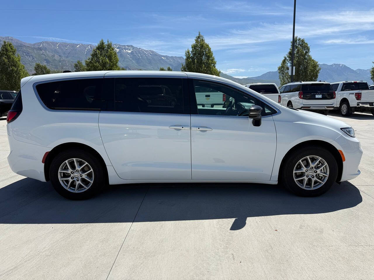 Used 2024 Chrysler Pacifica Touring FWD image 2