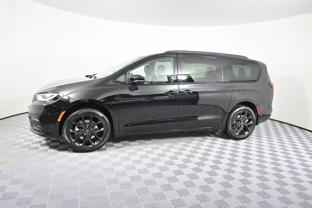 New 2026 Chrysler Pacifica Limited image 2