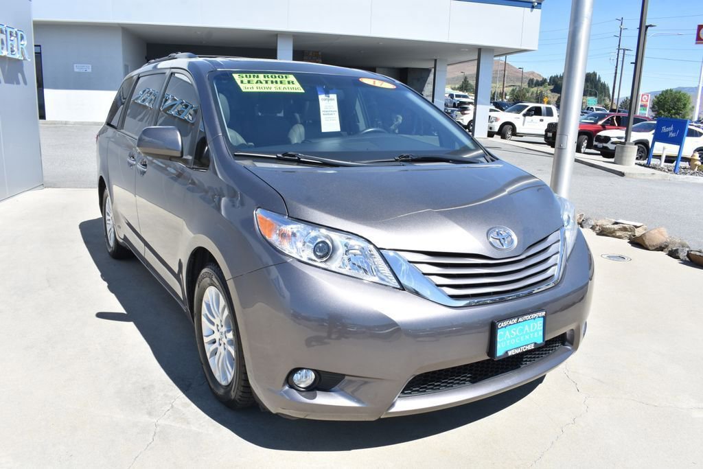 Used 2017 Toyota Sienna XLE w/ XLE Navigation Package FWD image 9