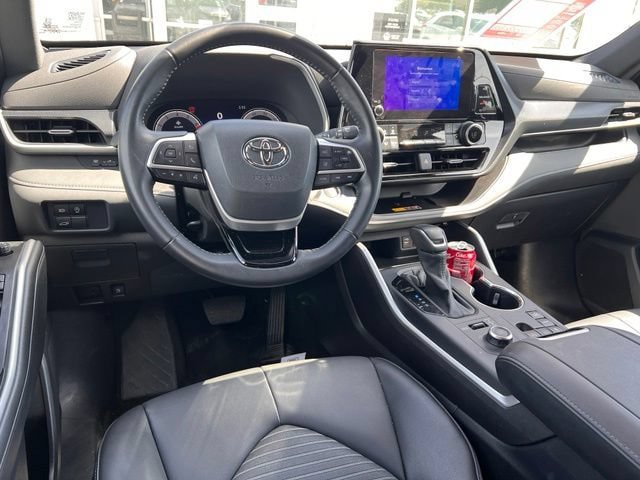 Used 2025 Toyota Highlander XSE AWD/4WD image 13