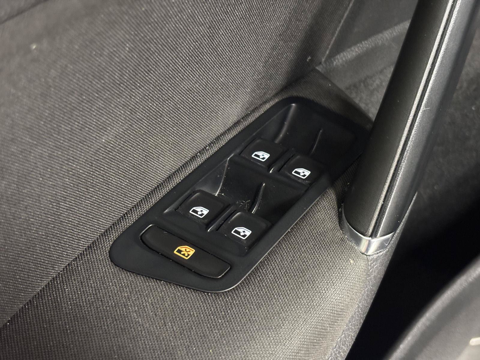 Used 2016 Volkswagen e-Golf SE w/ DC Fast Charging Package FWD image 14