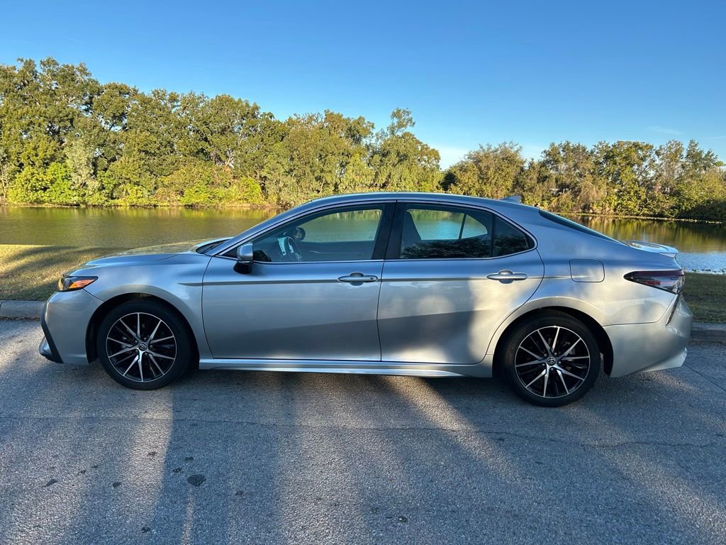 Used 2024 Toyota Camry SE image 2