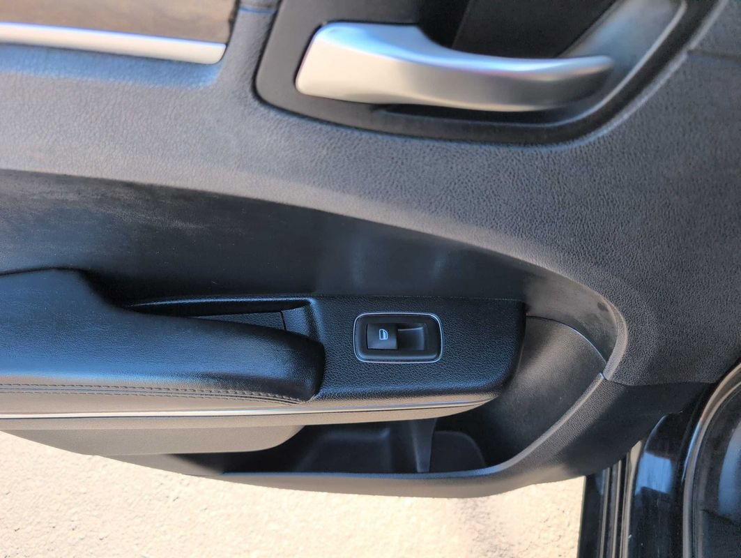 Used 2017 Chrysler 300 C RWD image 10