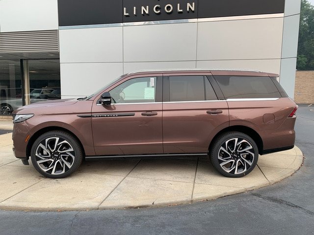 New 2027 Lincoln Navigator Black Label AWD/4WD image 2