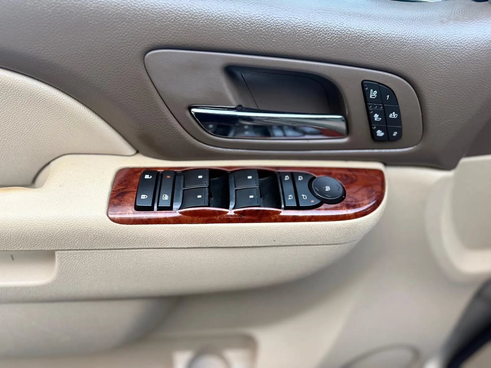 Used 2011 Chevrolet Tahoe LTZ AWD/4WD image 11