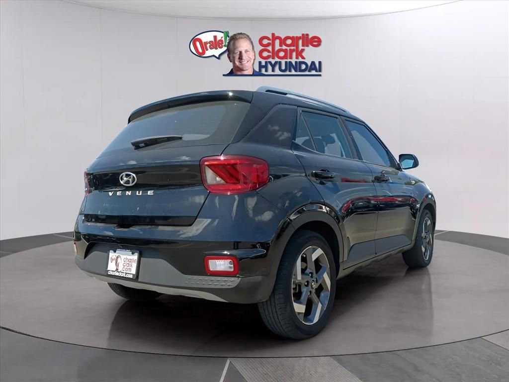 Used 2024 Hyundai Venue SEL image 3