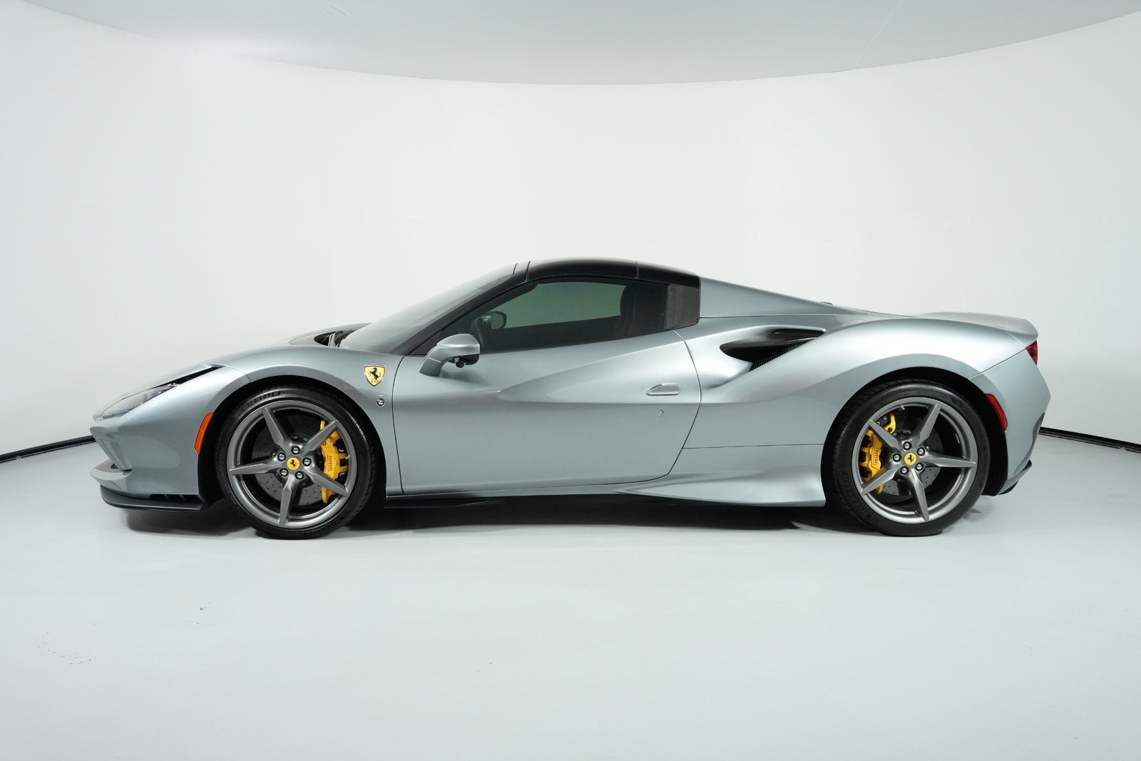 Used 2021 Ferrari F8 Spider RWD image 8