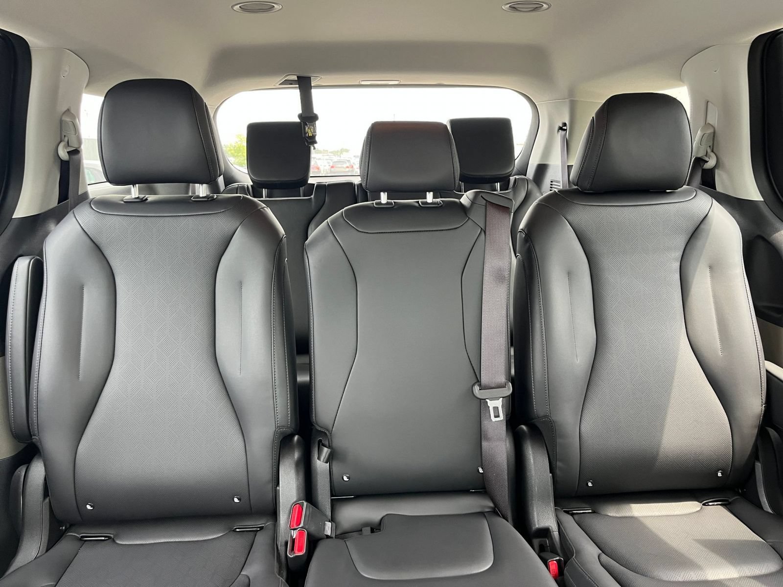Used 2026 Kia Carnival FWD image 41