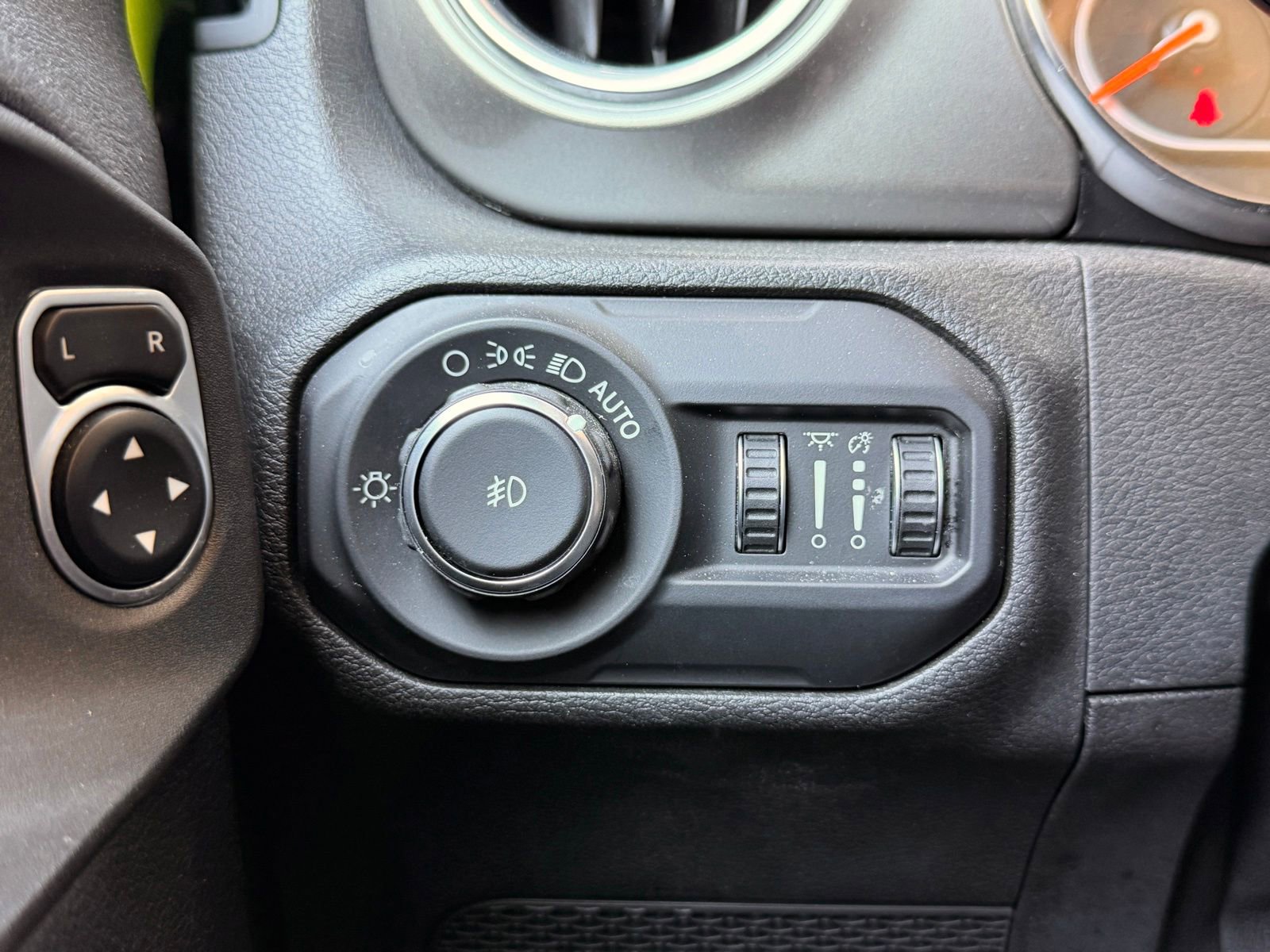 Used 2019 Jeep Wrangler Unlimited Sahara w/ Uconnect 4C Nav & Sound Group AWD/4WD image 21