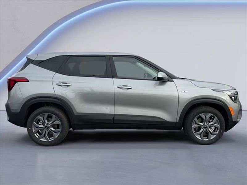 New 2026 Kia Seltos LX image 2