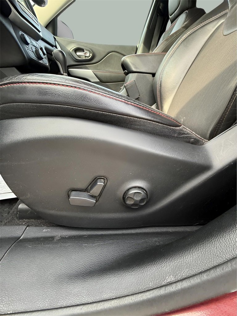 Used 2018 Jeep Cherokee Trailhawk w/ Comfort/Convenience Group image 25