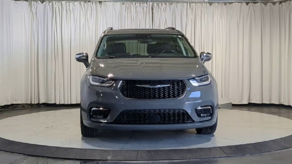 Used 2021 Chrysler Pacifica Limited w/ Uconnect Theater Family Group AWD/4WD image 4
