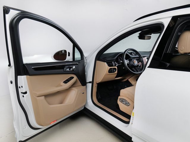Certified 2026 Porsche Macan AWD/4WD image 27