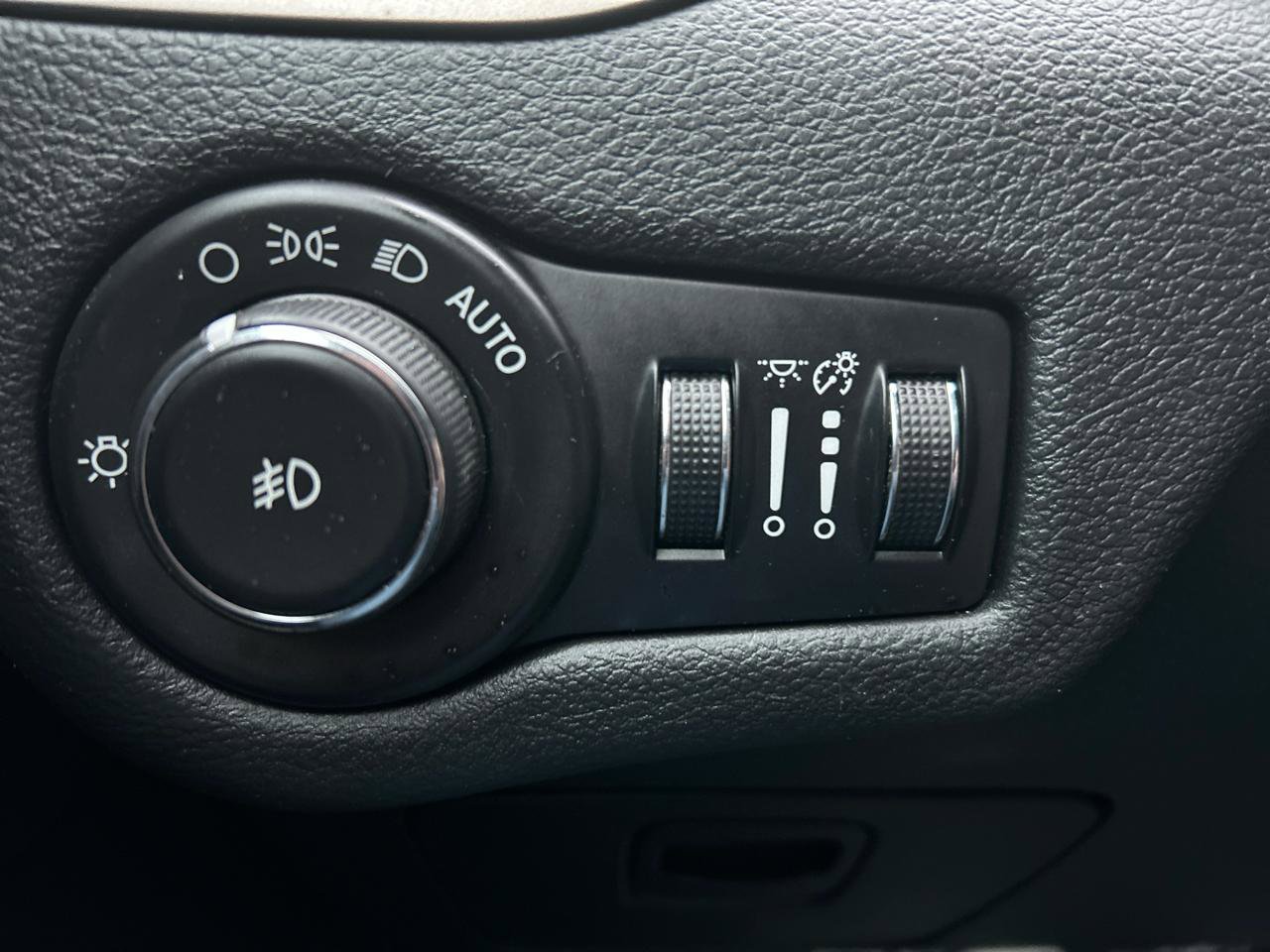 Used 2016 Jeep Cherokee Limited image 10