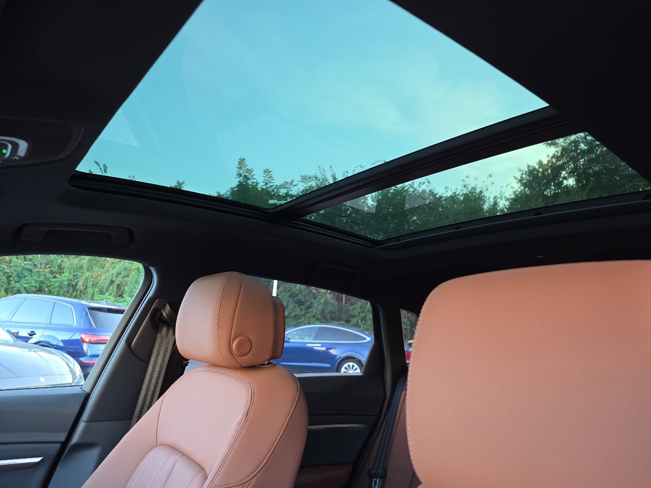 Used 2024 Audi Q8 e-tron Premium Plus w/ Premium Plus Package image 40