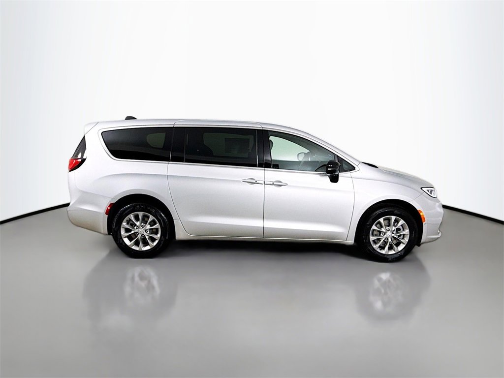 New 2026 Chrysler Pacifica Select image 8