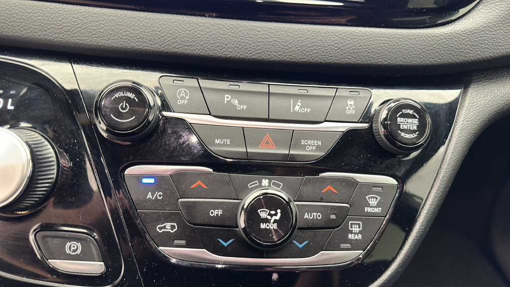 Used 2026 Chrysler Pacifica Select FWD image 19