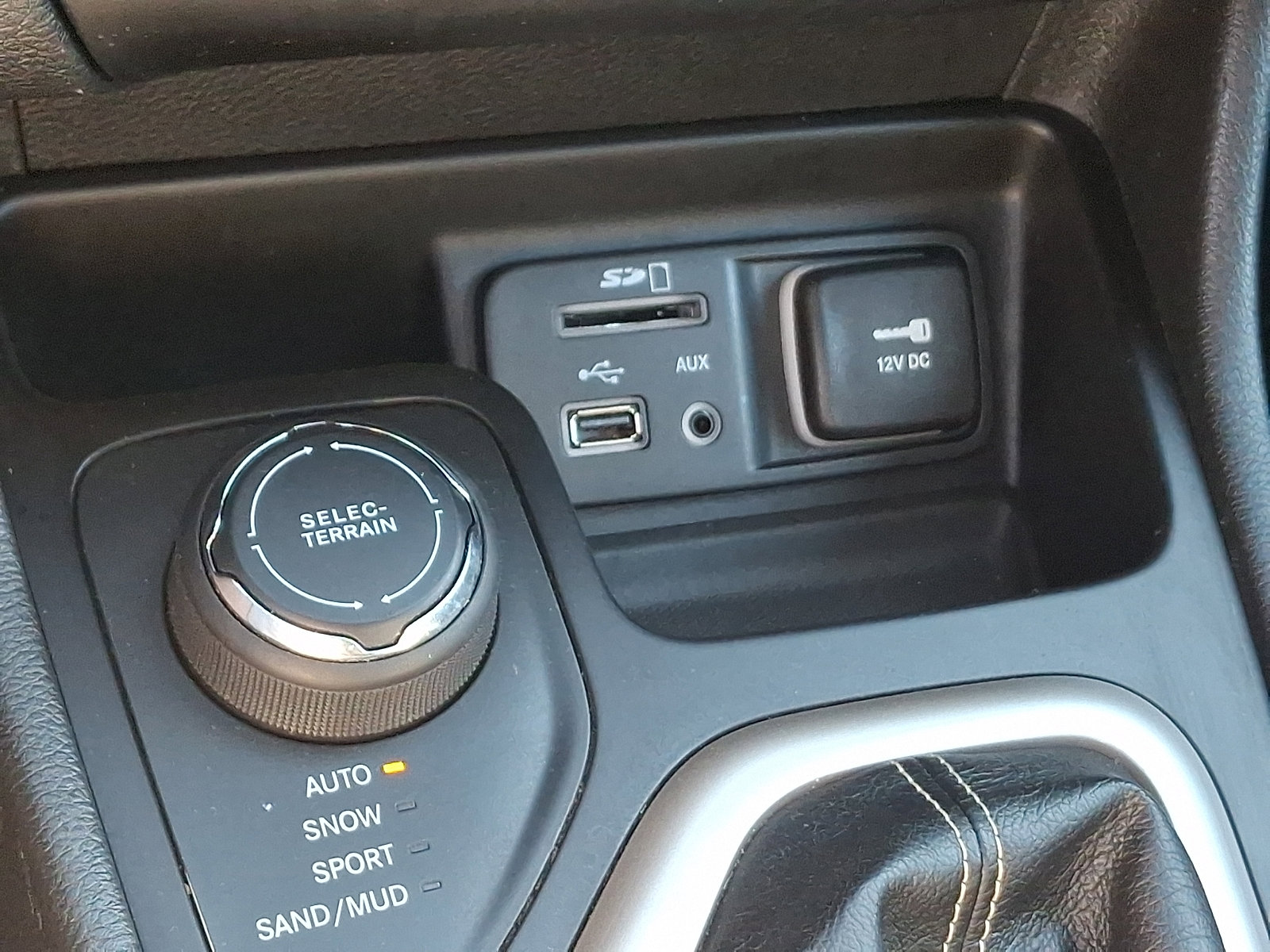 Used 2017 Jeep Cherokee Latitude w/ Comfort/Convenience Group image 25