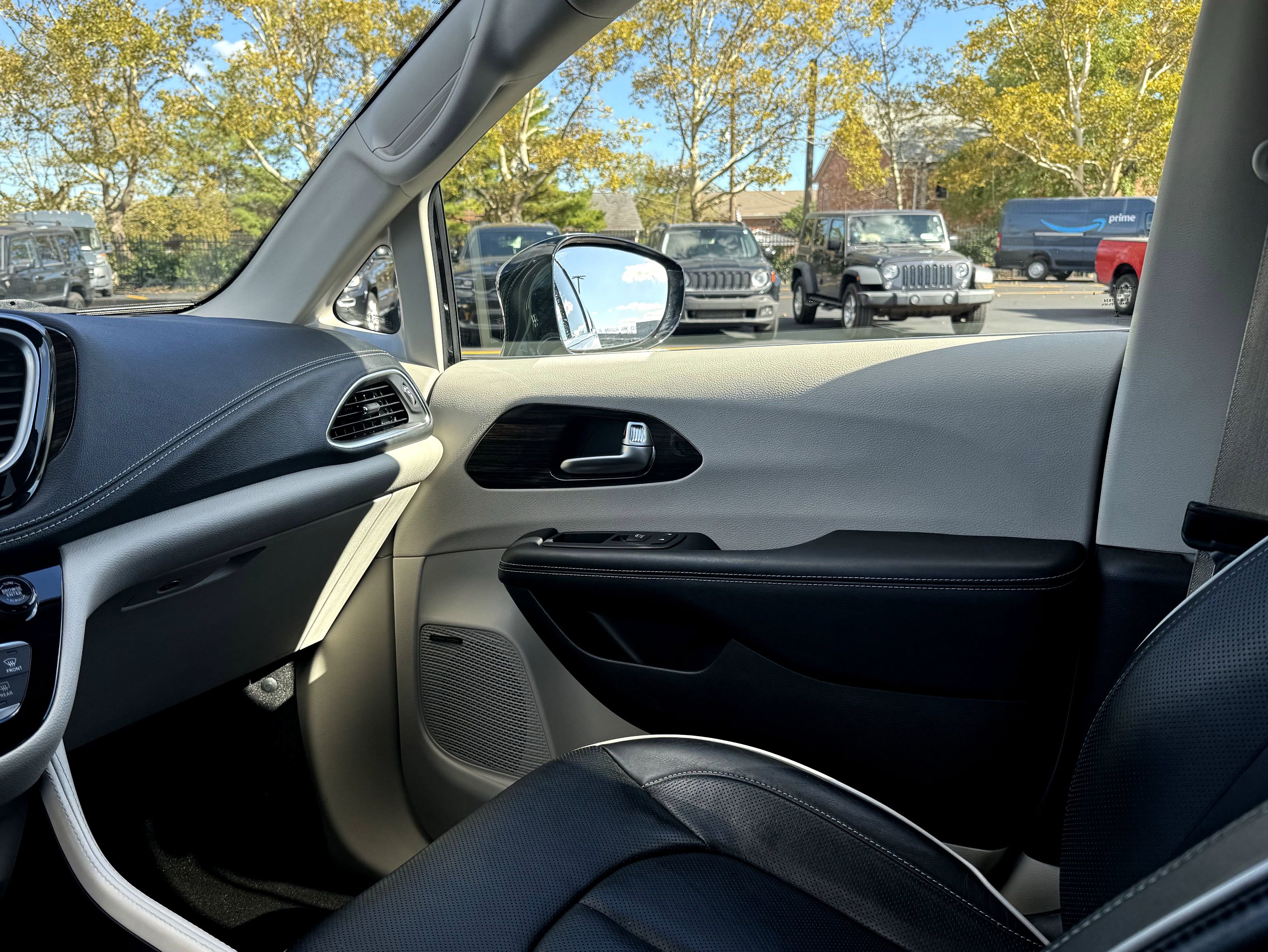 Used 2023 Chrysler Pacifica Limited w/ Uconnect Theater Family Group image 31