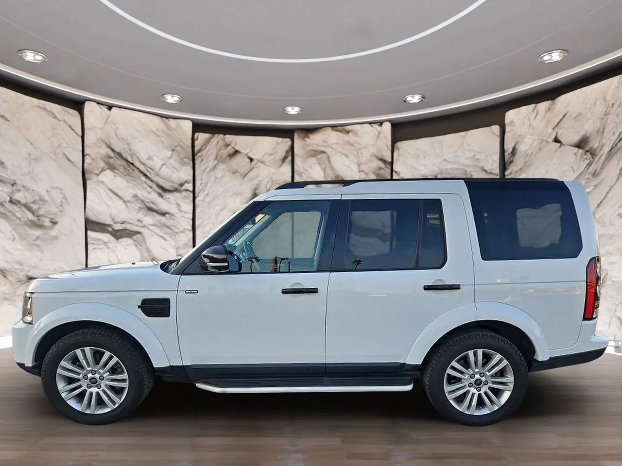 Used 2016 Land Rover LR4 HSE Silver Edition image 3