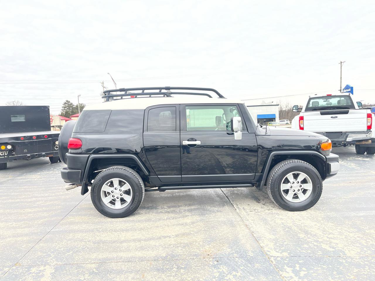 Used 2011 Toyota FJ Cruiser 4WD w/ Convenience Pkg image 2