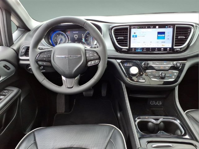Used 2025 Chrysler Pacifica Limited FWD image 20