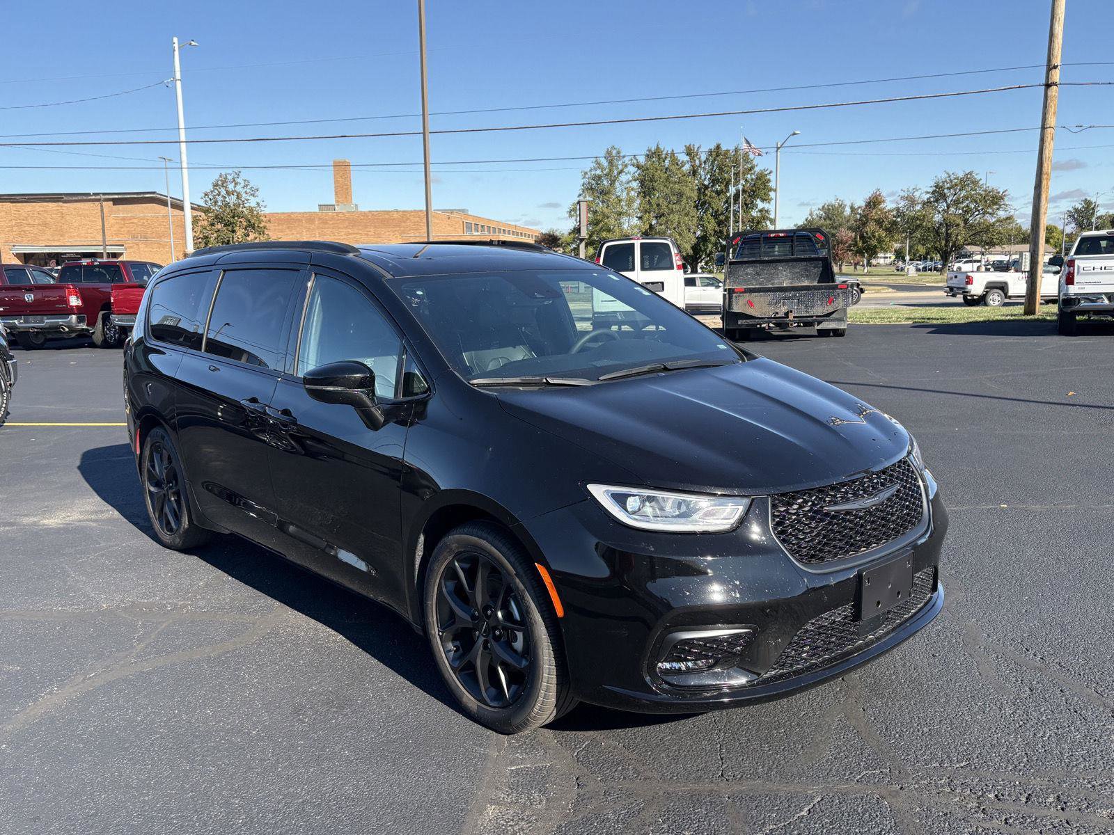 Used 2025 Chrysler Pacifica Limited image 2