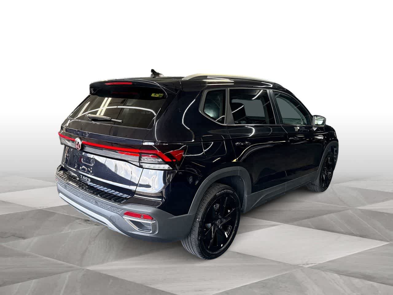 Used 2025 Volkswagen Taos SE w/ Panoramic Sunroof Package FWD image 8