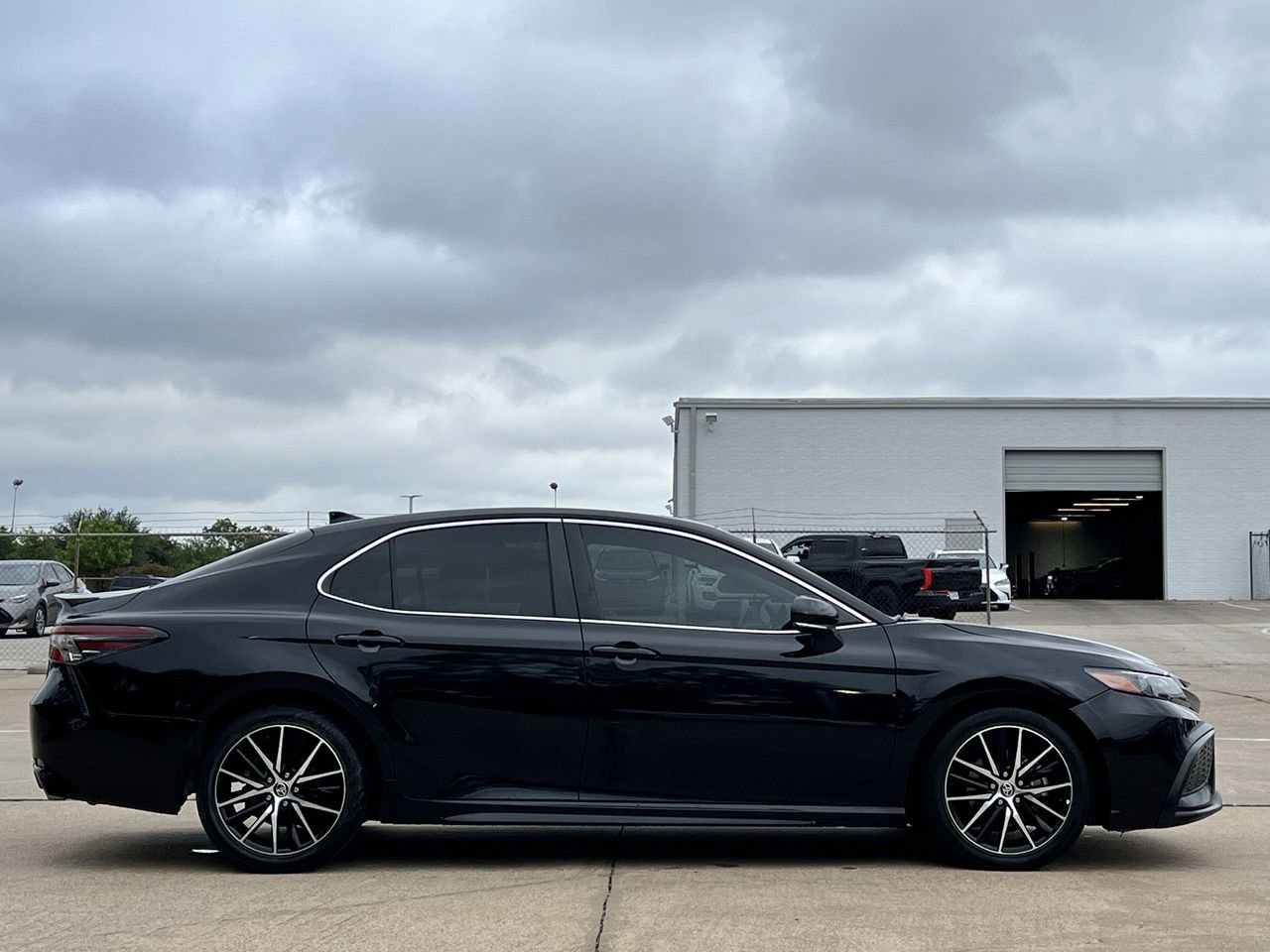 Used 2023 Toyota Camry SE w/ Audio Upgrade Package FWD image 3