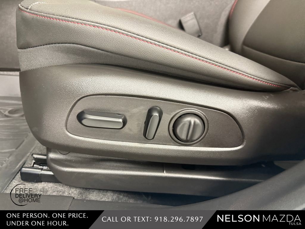 Used 2025 Chevrolet Trax RS w/ Driver Confidence Package image 18