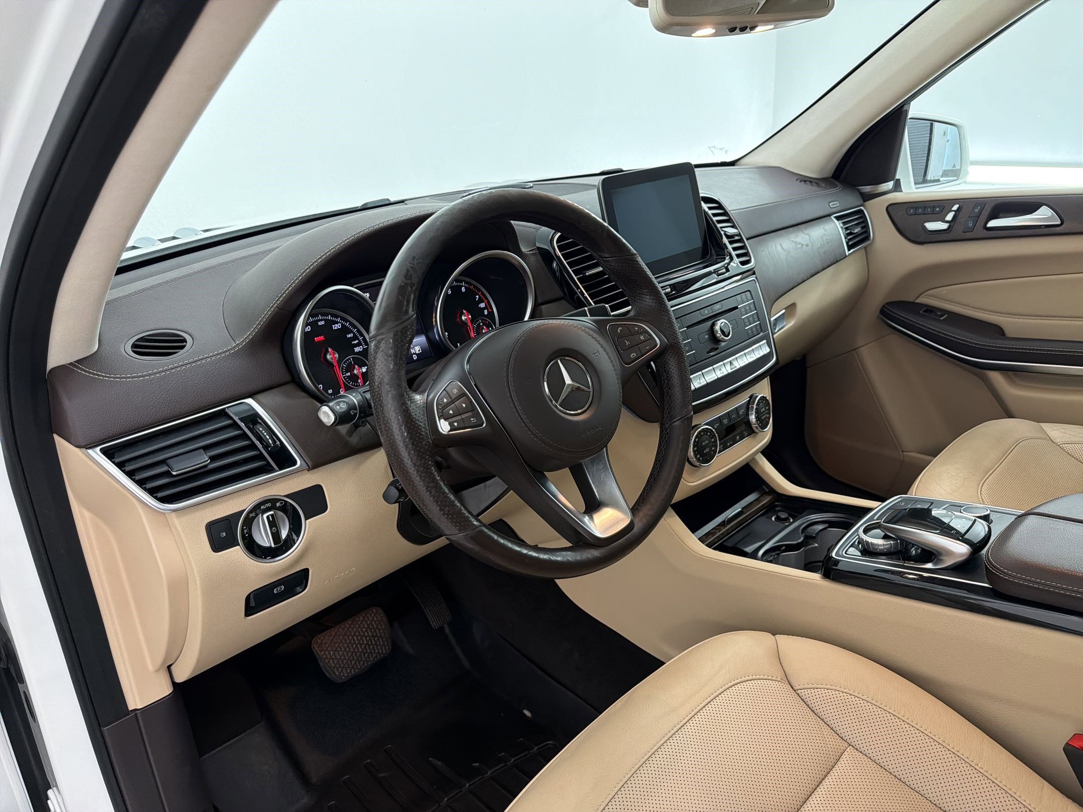 Used 2017 Mercedes-Benz GLS 550 4MATIC image 4