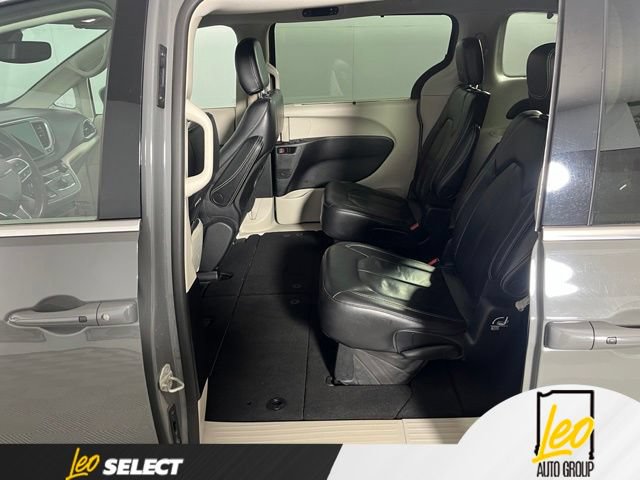 Used 2022 Chrysler Pacifica Touring-L FWD image 10