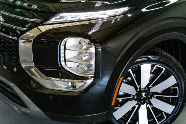 New 2025 Mitsubishi Outlander SE image 2