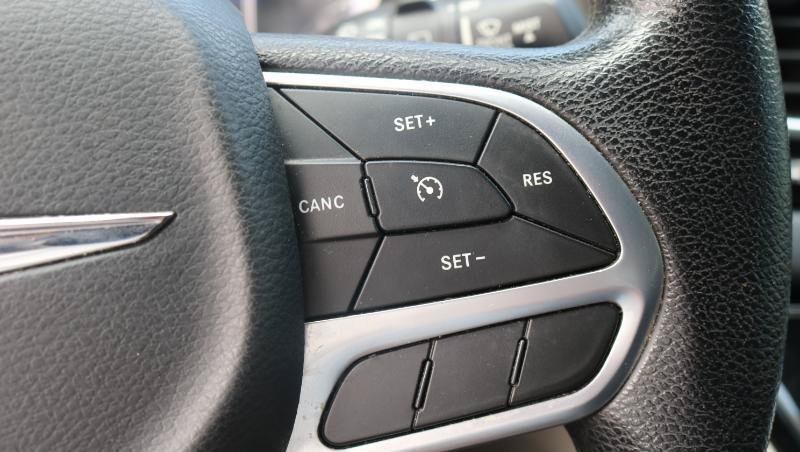 Used 2020 Chrysler Pacifica Touring w/ Tire & Wheel Group FWD image 9