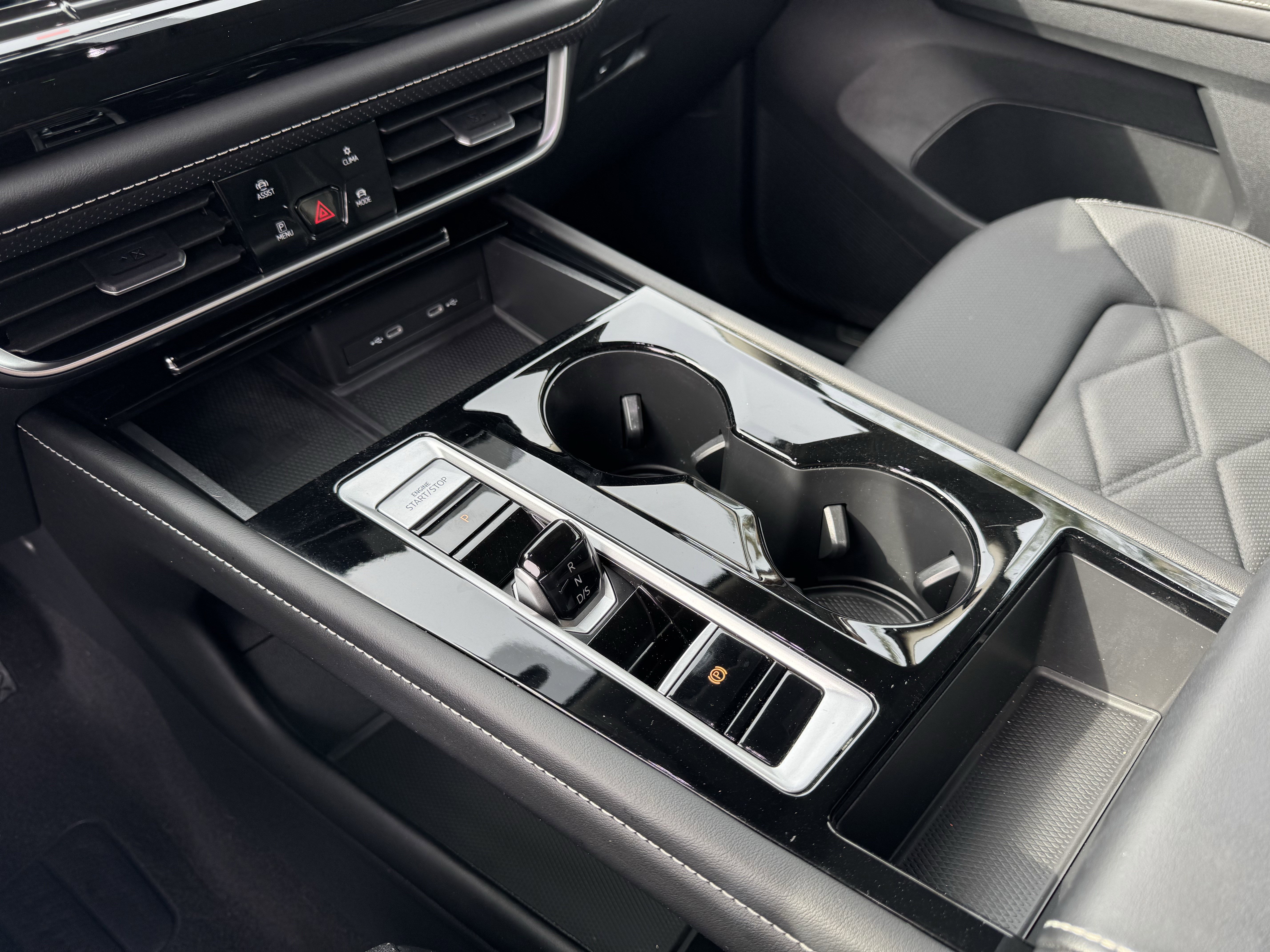 Used 2024 Volkswagen Atlas SE image 28