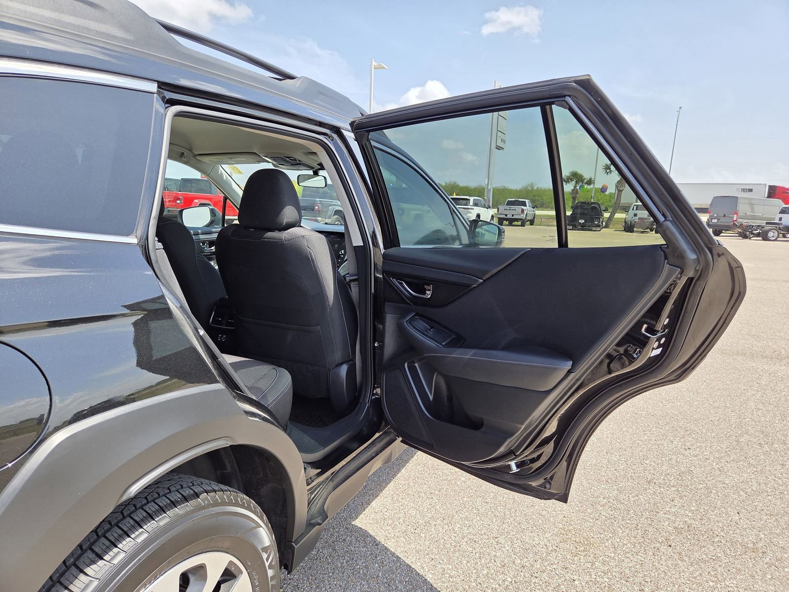 Used 2023 Subaru Outback Premium AWD/4WD image 15