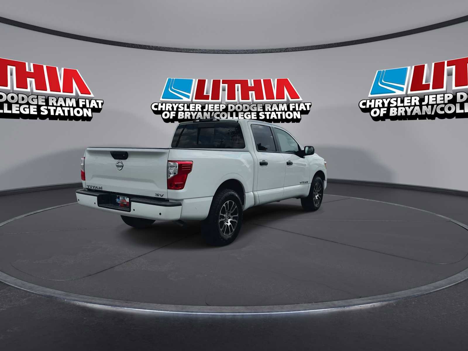 Used 2022 Nissan Titan SV image 8