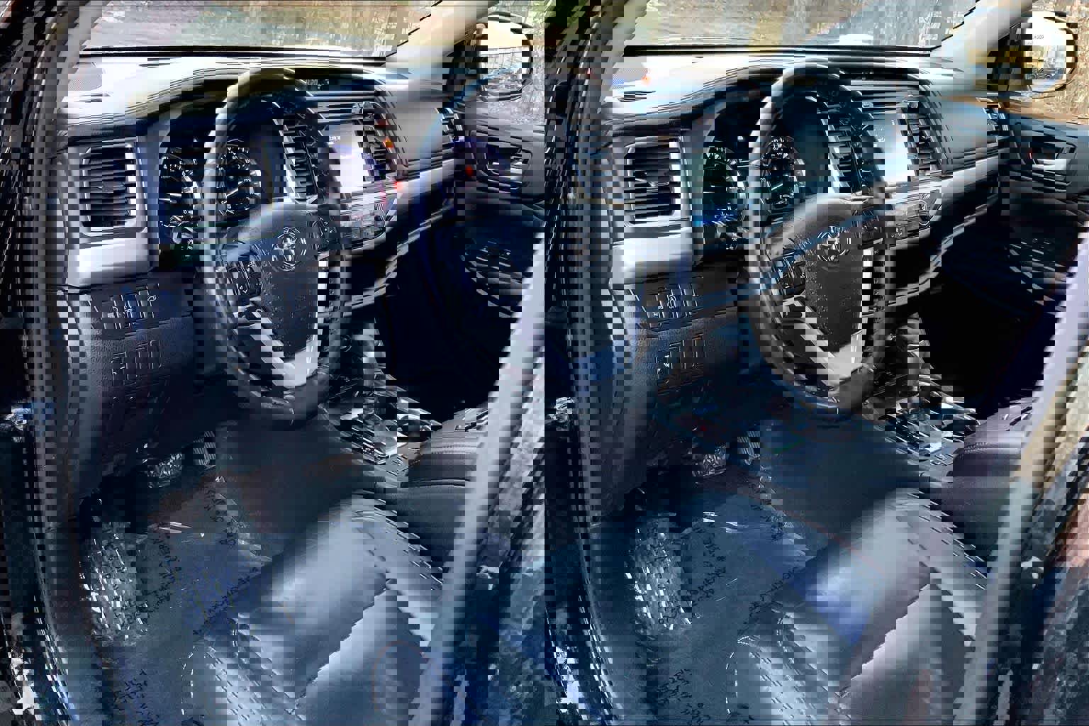 Used 2018 Toyota Highlander XLE image 17