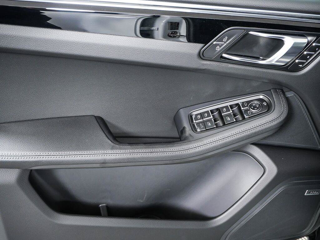 Certified 2026 Porsche Macan Turbo AWD/4WD image 6