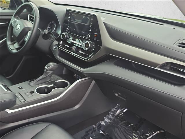 Used 2022 Toyota Highlander XLE FWD image 24
